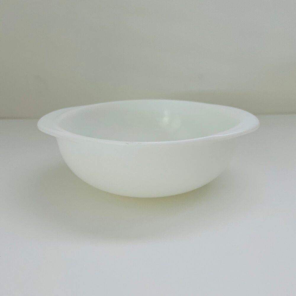 PYREX Opal White Milk Glass #023 Round Casserole Dish Bowl 1.5 Qt